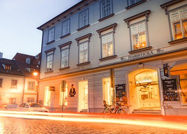 Indická restaurace Gateway of India, Piaristická