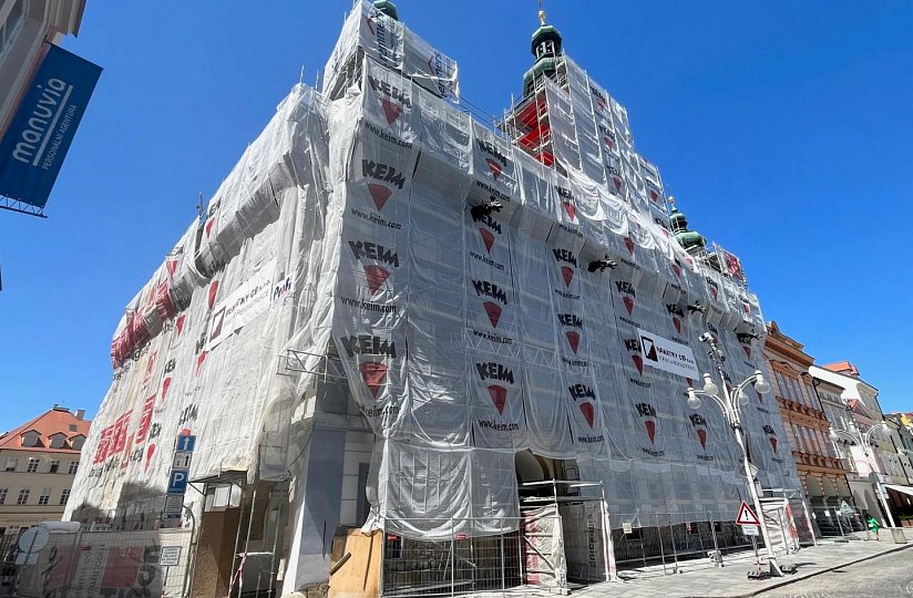 Obnova fasády radnice pod dohledem restaurátorů